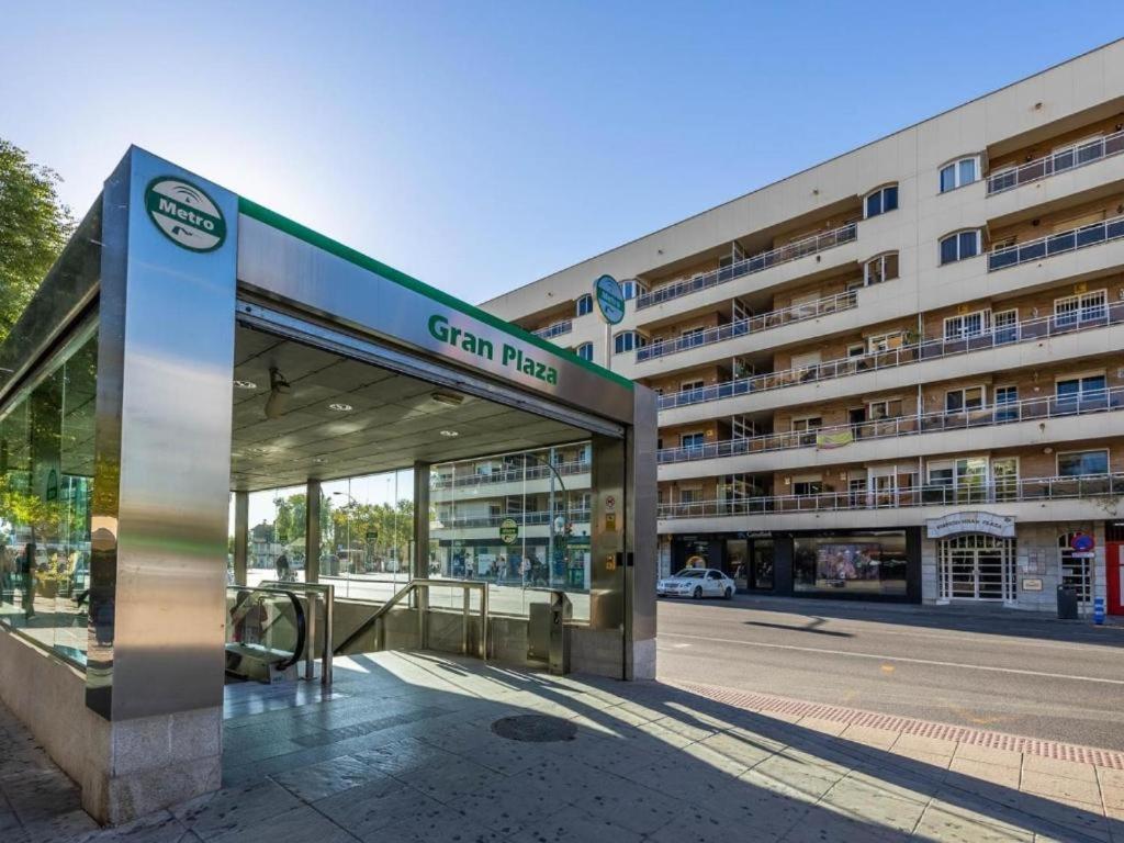 Piso Con Patio Privado Y Parking Nervion Sevilla Buitenkant foto